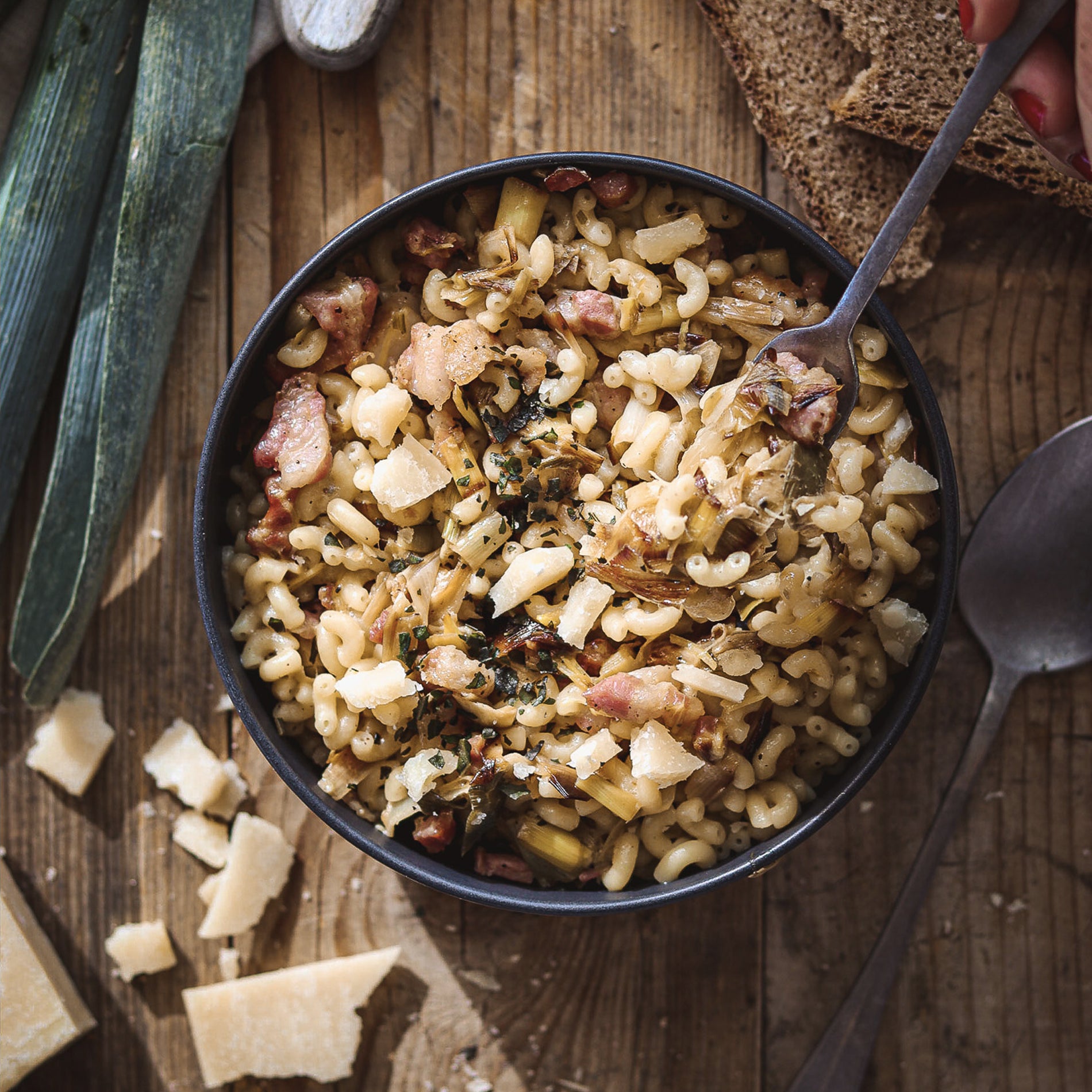 Coquillettes à la fondue de poireaux et aux lardons
