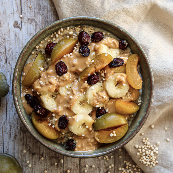 Porridge beurre de cacahuètes, prunes et bananes