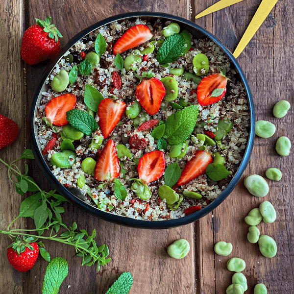 Salade de quinoa, fraises et fèves